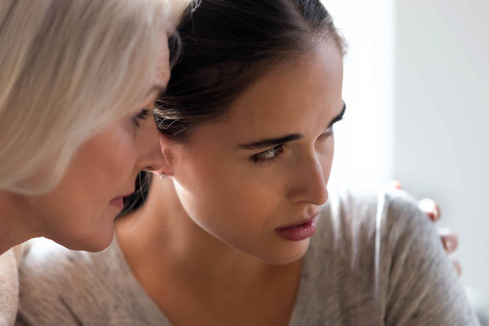Jeune adulte regardant au loin d'un air pensif