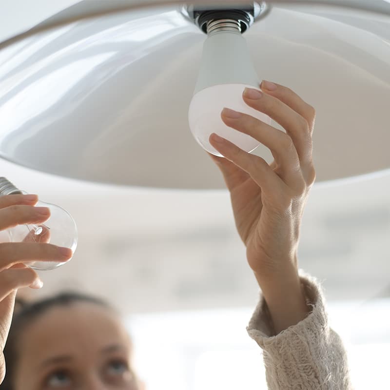 Personne en train de changer une ampoule LED