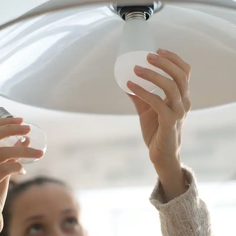 Personne en train de changer une ampoule LED