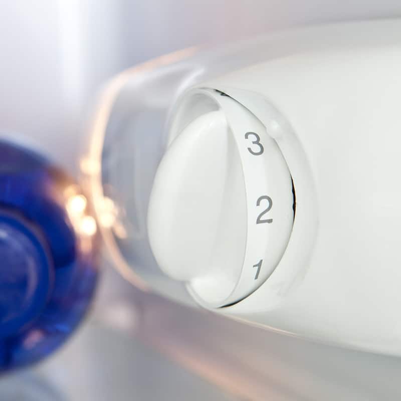Gros plan sur le thermostat à l'intérieur d'un réfrigérateur