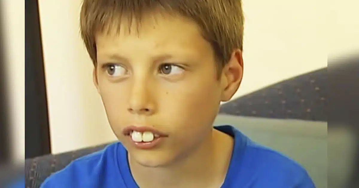 Evan et sa famille lors de leur passage à la télévision