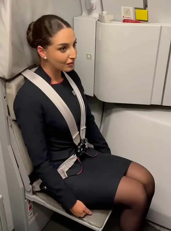 Hôtesse de l'air en position de sécurité