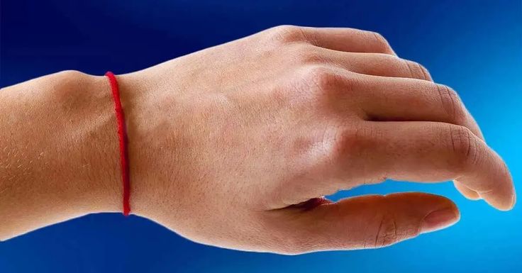 Personne portant un bracelet rouge