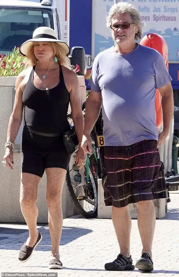 Le couple en tenue décontractée lors d'une balade