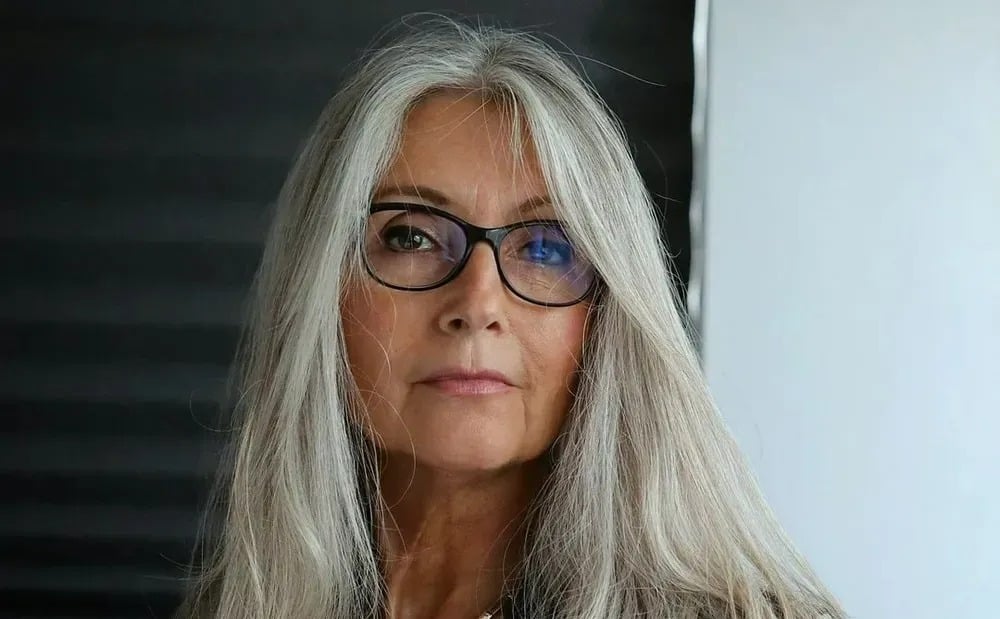 Femme utilisant son smartphone avec aisance