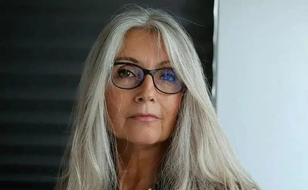 Femme utilisant son smartphone avec aisance