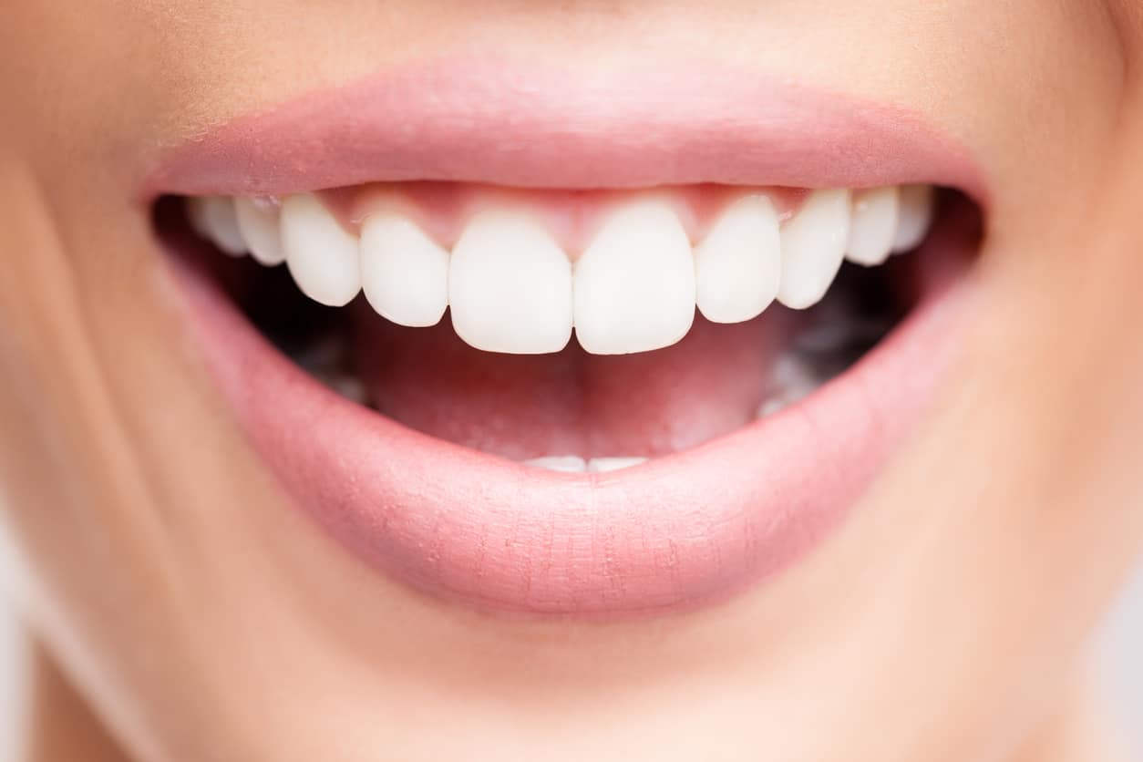 Femme souriante avec des dents blanches