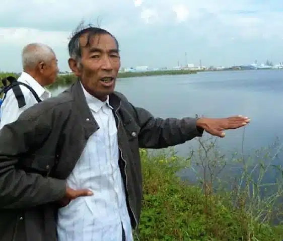 Wang Enlin entouré de membres de sa communauté