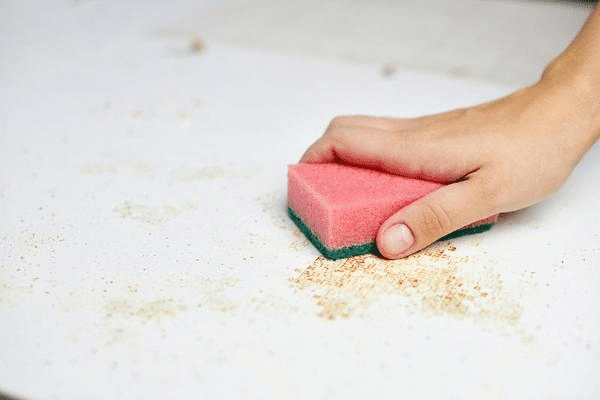 Nettoyage des surfaces en cuisine