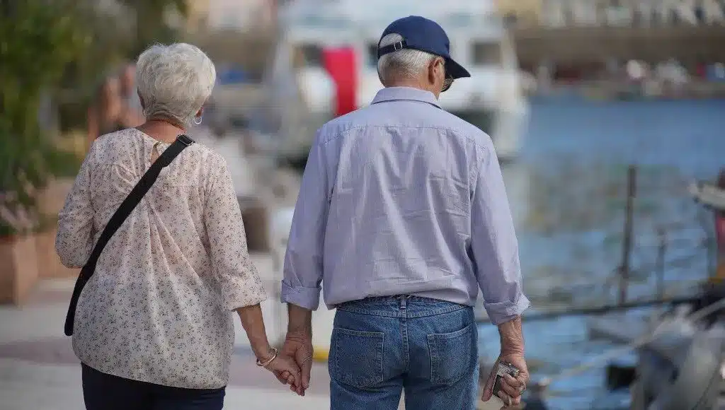 Deux personnes se tenant les mains de façon légère et joyeuse, symbolisant un lien libre