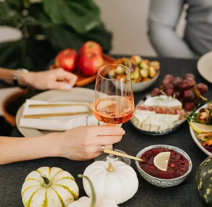 Personne goûtant un aliment avec attention