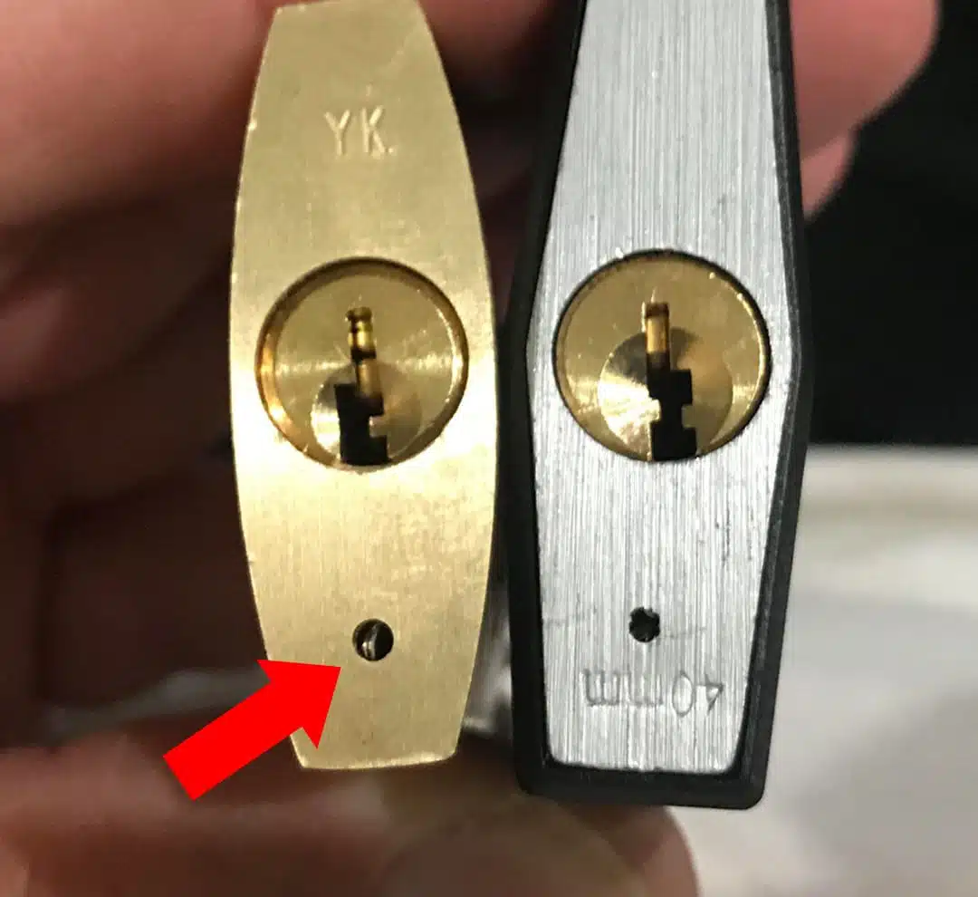 Gros plan sur le petit trou de drainage d'un cadenas