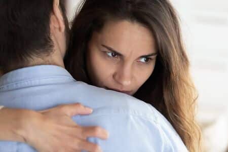 Jeune femme pensive après une dispute conjugale