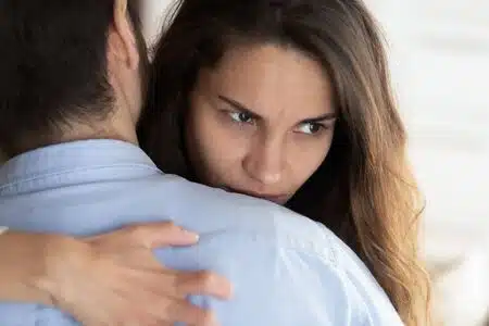Jeune femme pensive après une dispute conjugale