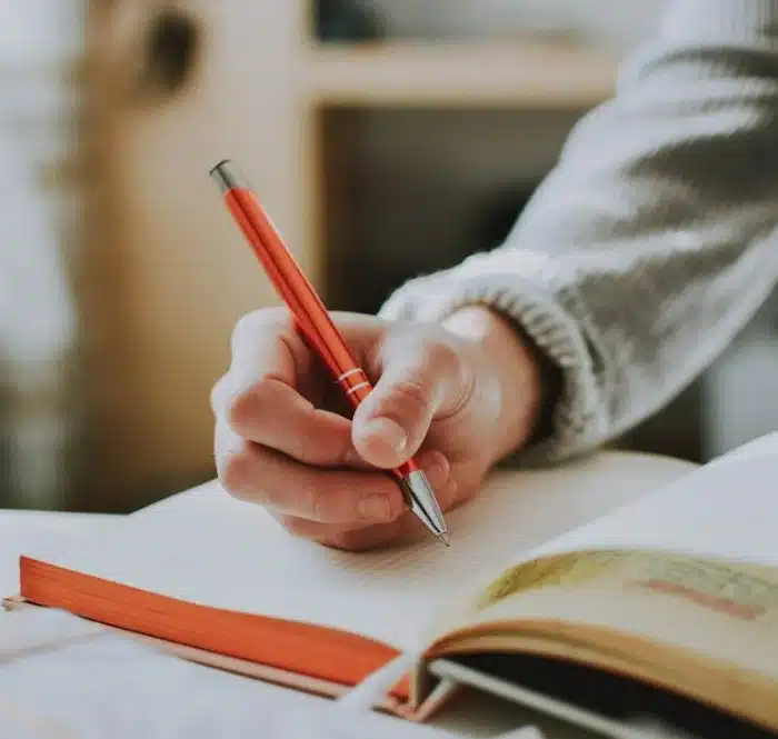 Mains en train d'écrire, illustrant la gaucherie ou la droitierie