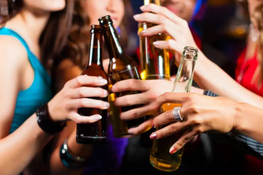 Verre d'alcool et vésicule biliaire en coupe
