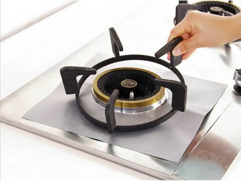 Grille de cuisinière encrassée posée sur un plan de travail