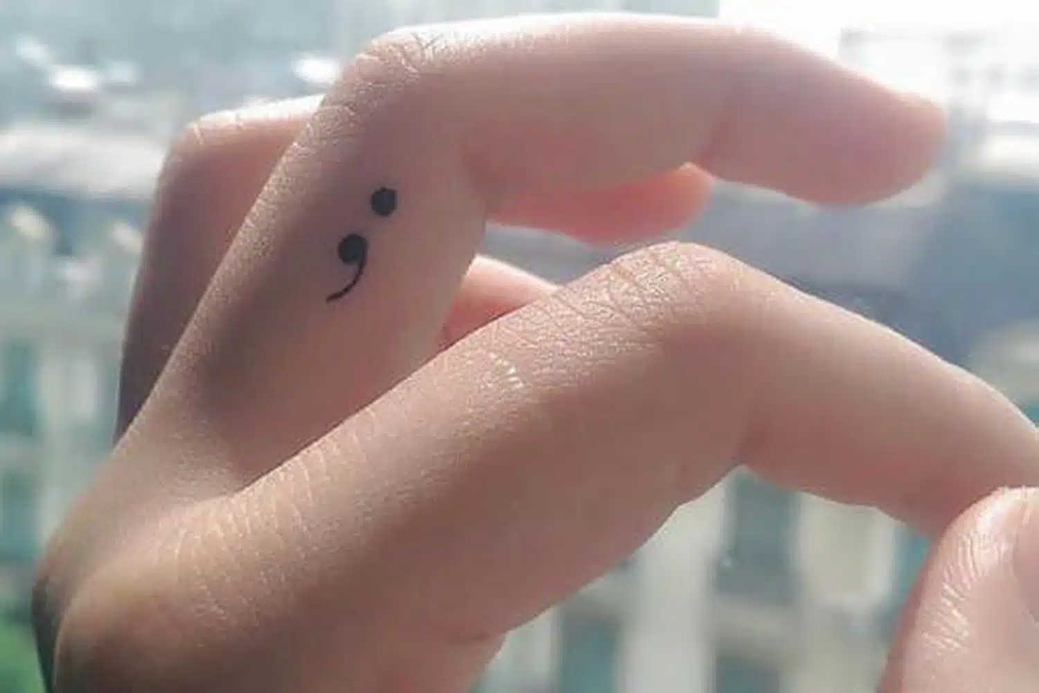 Tatouage discret au poignet, symbole minimaliste