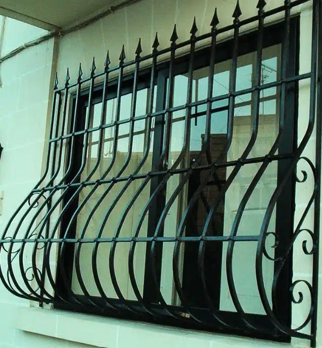 Grille de fenêtre incurvée en métal