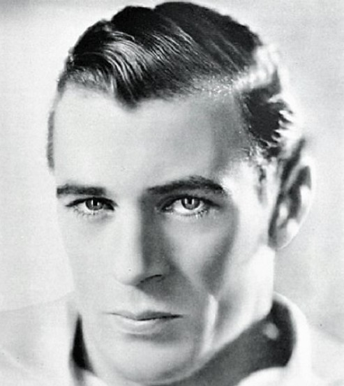 Détail d'une pointe en V sur le front, naissance des cheveux