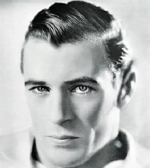 Détail d'une pointe en V sur le front, naissance des cheveux