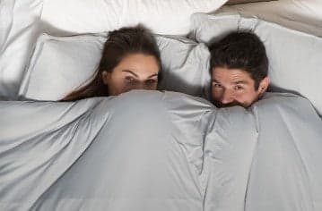 Femme se massant les tempes