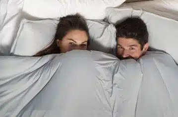 Femme se massant les tempes