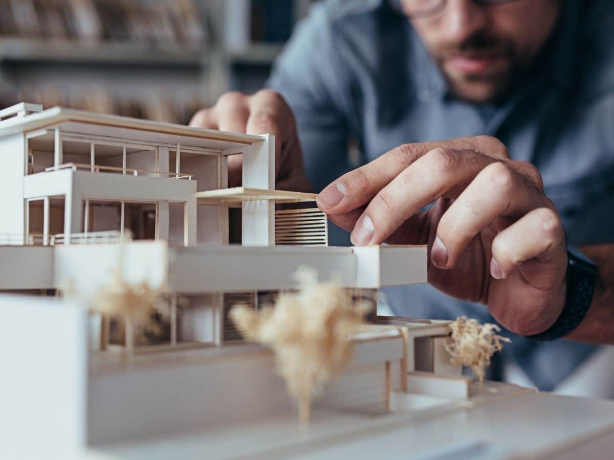 Développeur travaillant sur l'architecture d'un système