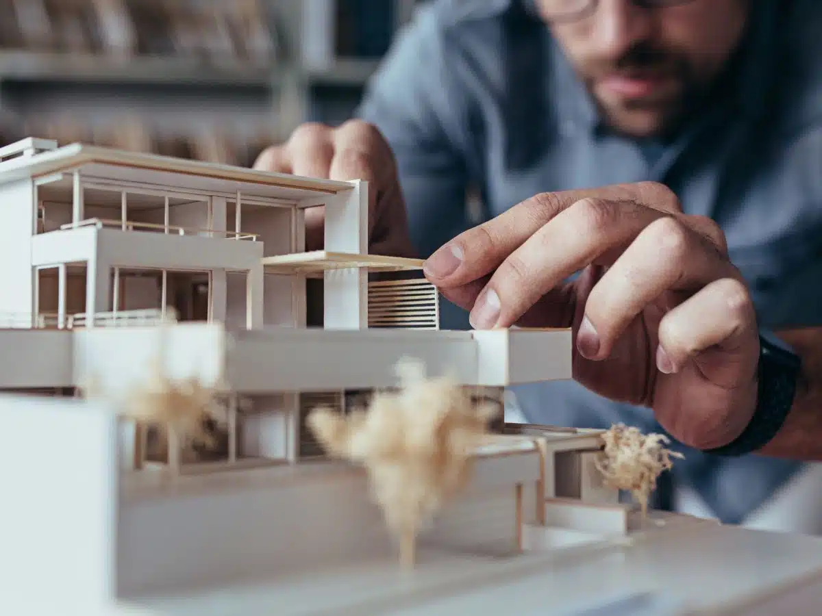 Développeur travaillant sur l'architecture d'un système