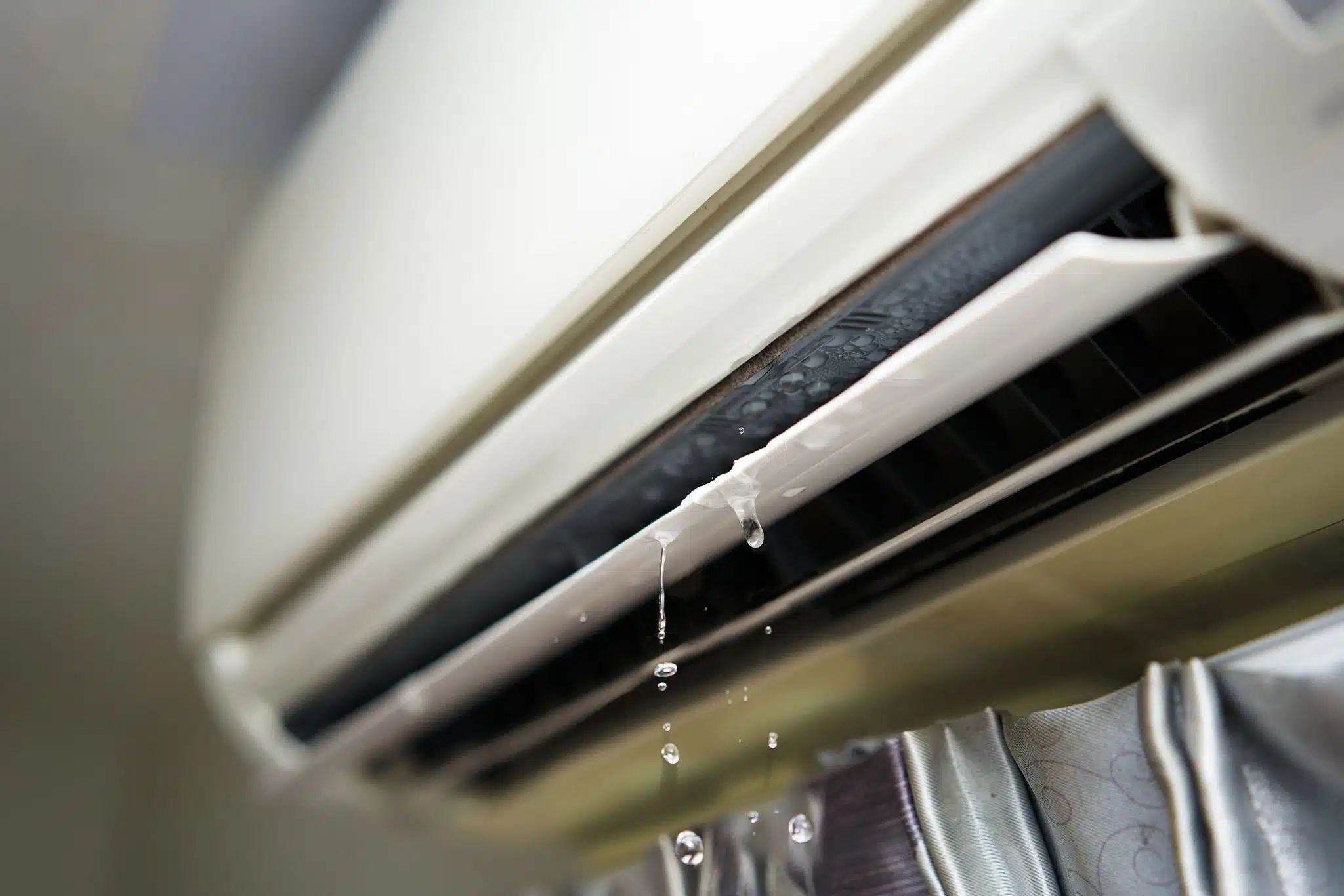 Fuite d'eau sous un climatiseur