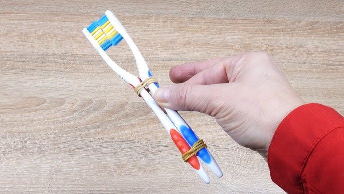 Brosse à dents pliée nettoyant des toilettes