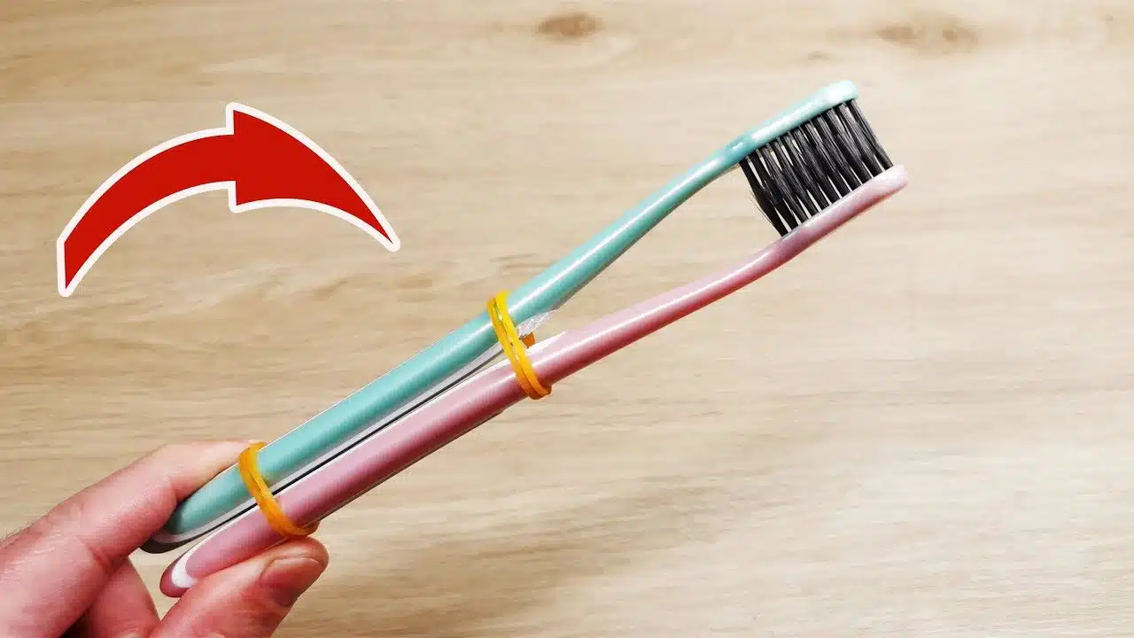 Brosse à dents nettoyant une brosse à cheveux