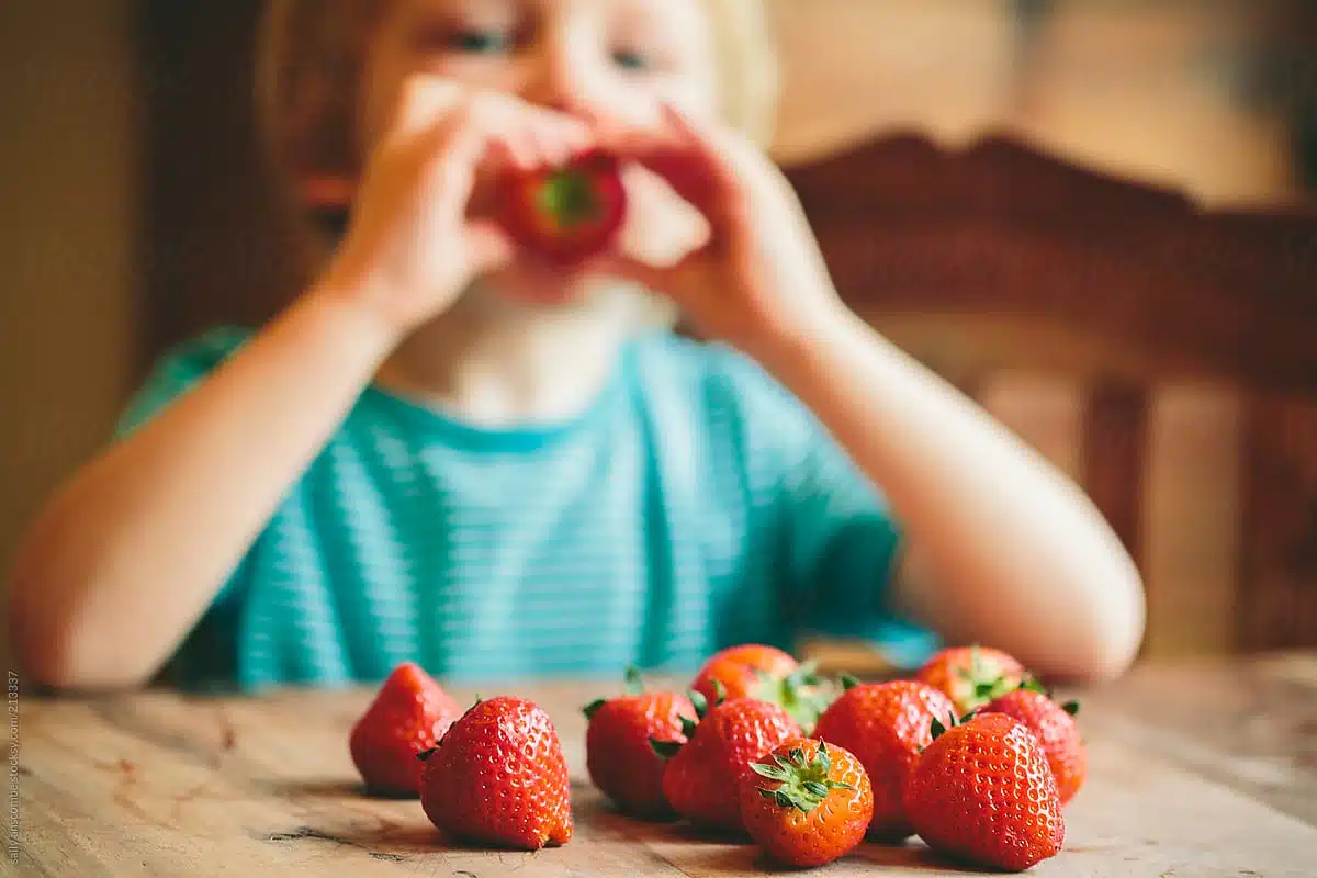 Enfant tenant un bol vide