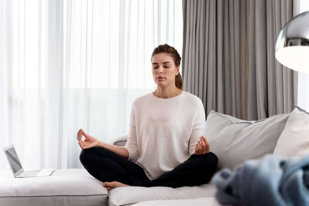 Personne buvant une tisane avant de dormir
