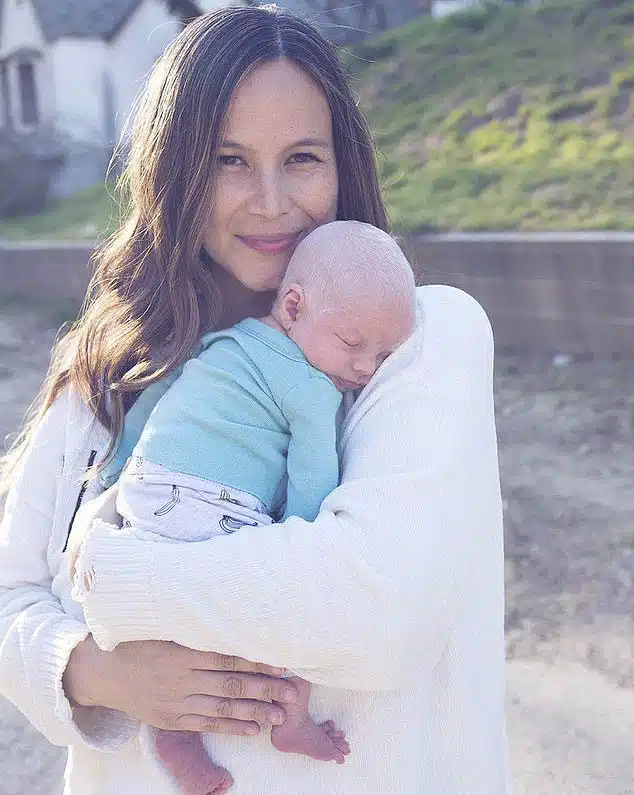 Fratrie albinos souriante et complice