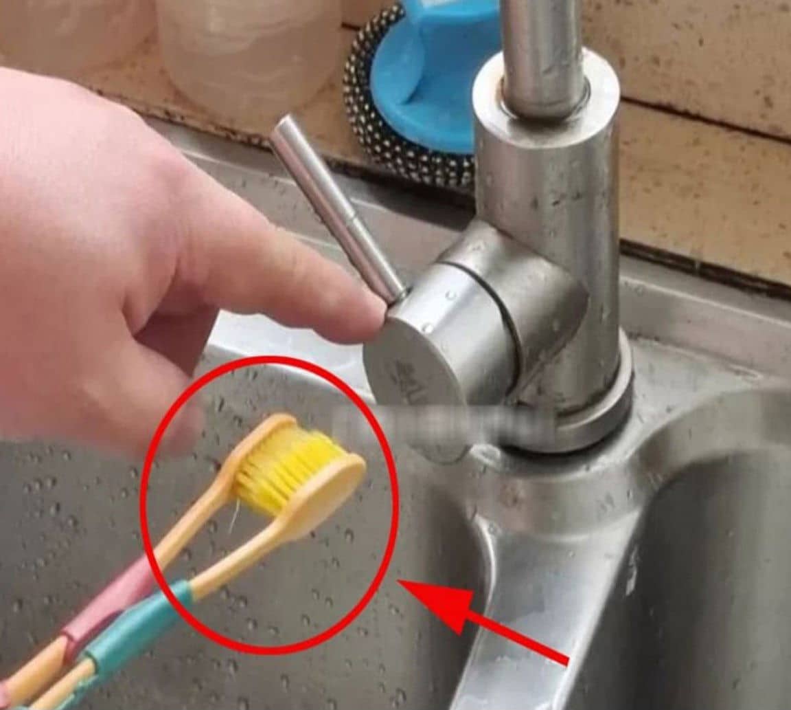 Deux brosses à dents attachées ensemble nettoyant un robinet