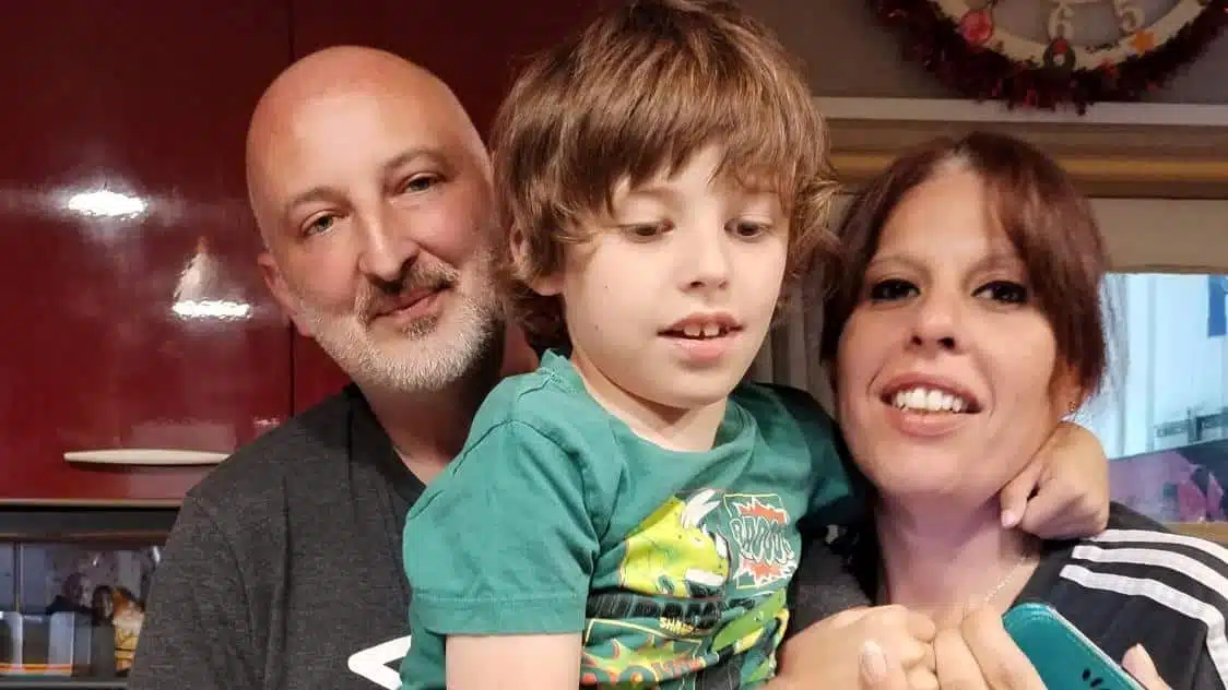 Parents choisissant un prénom pour leur bébé