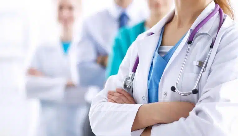 Élodie en blouse médicale