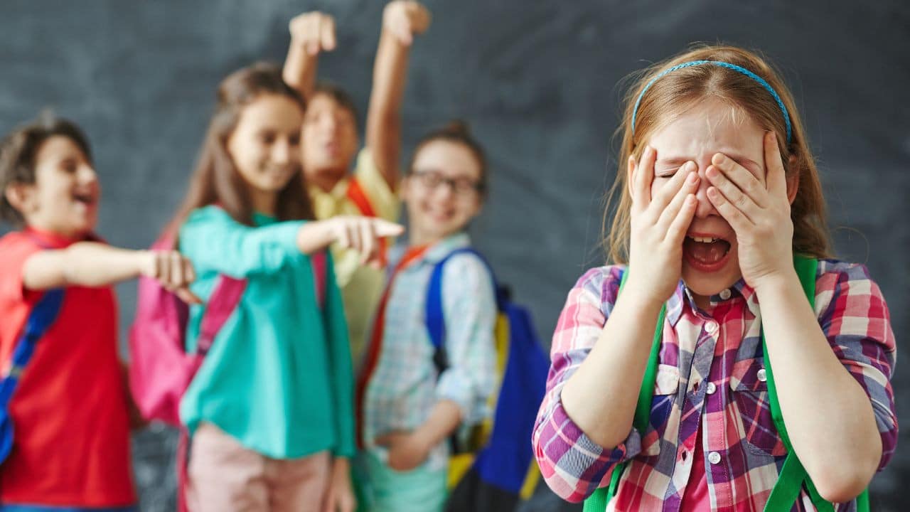 Enfants dans une cour de récréation