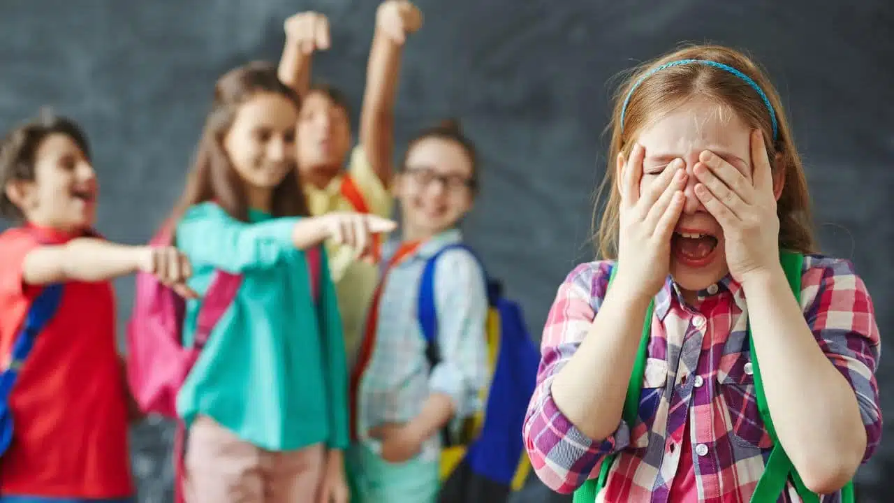 Enfants dans une cour de récréation