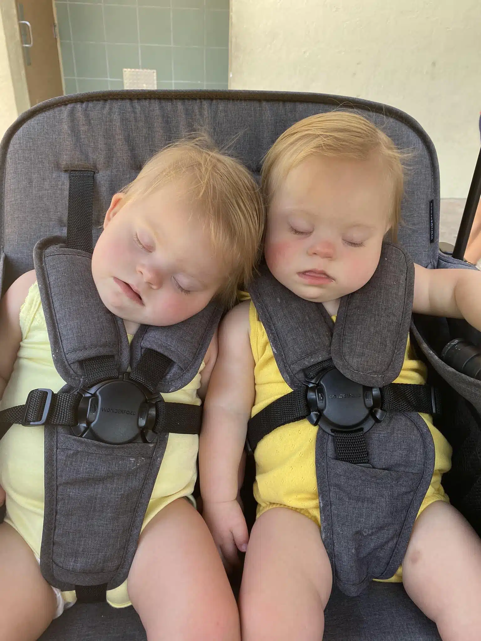 Les jumelles souriantes lors d'un moment complice