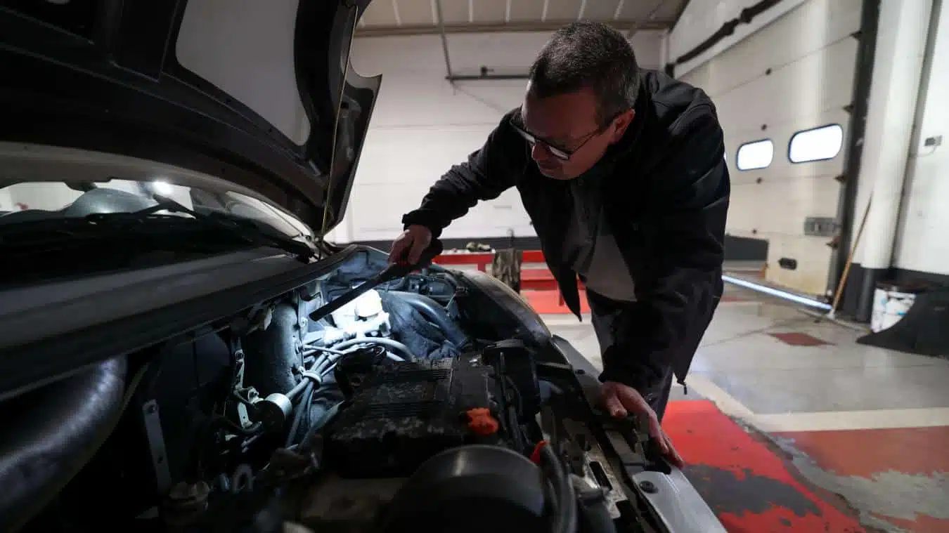 Automobiliste vérifiant son véhicule