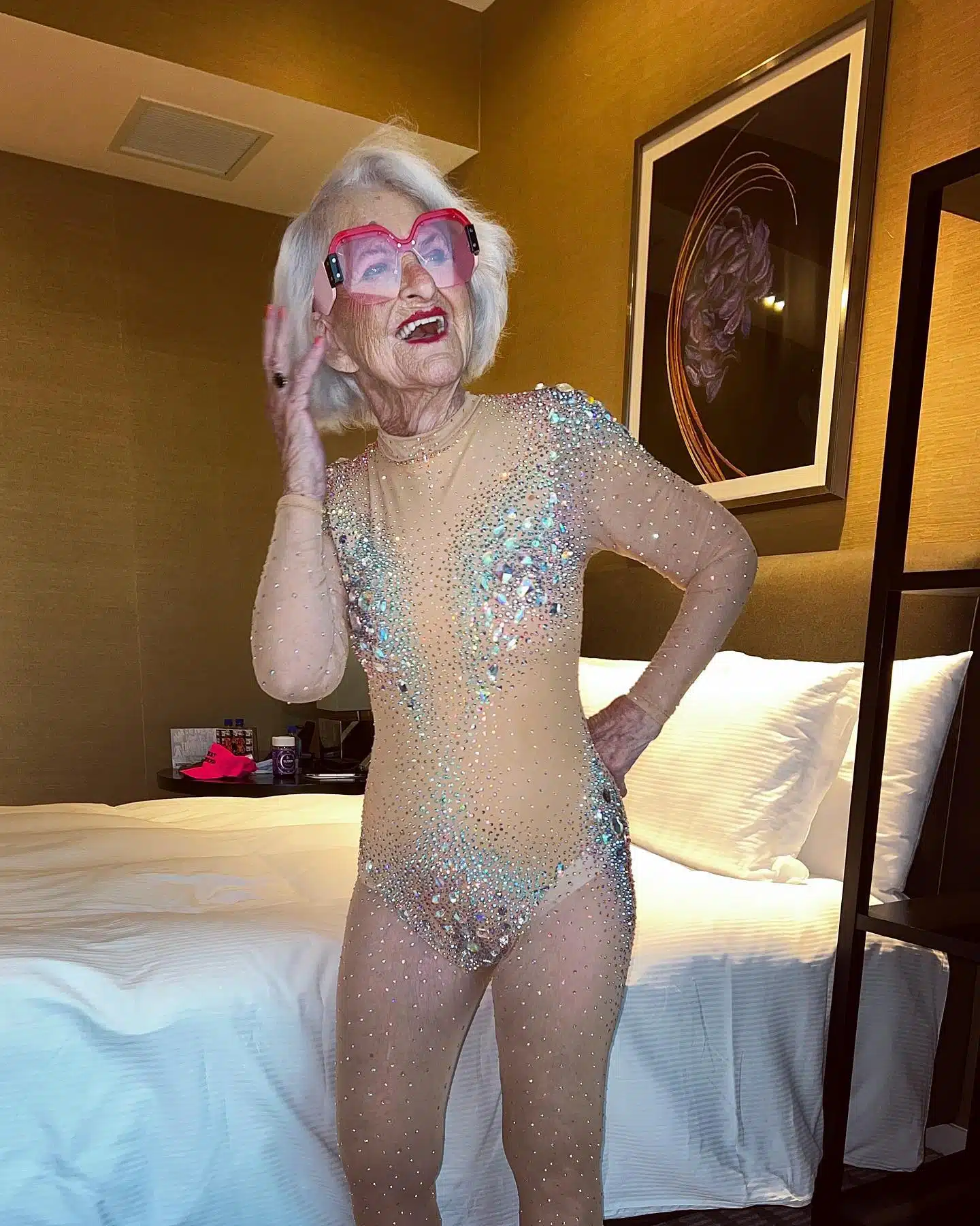 Baddie Winkle posant avec assurance dans un décor moderne, vêtue d'une tenue originale