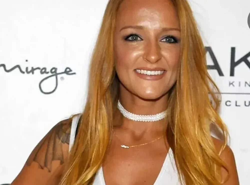 Femme au teint hâlé naturel