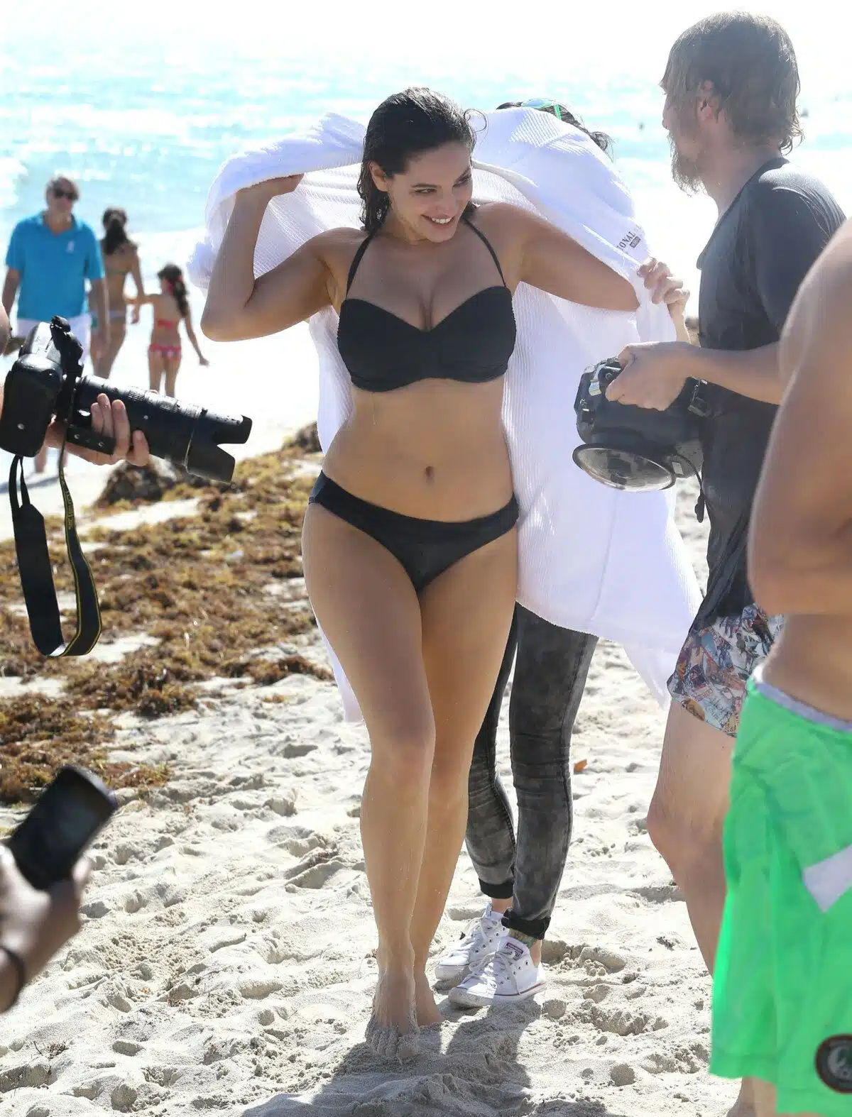 Kelly Brook sur une plage, incarnant la beauté naturelle