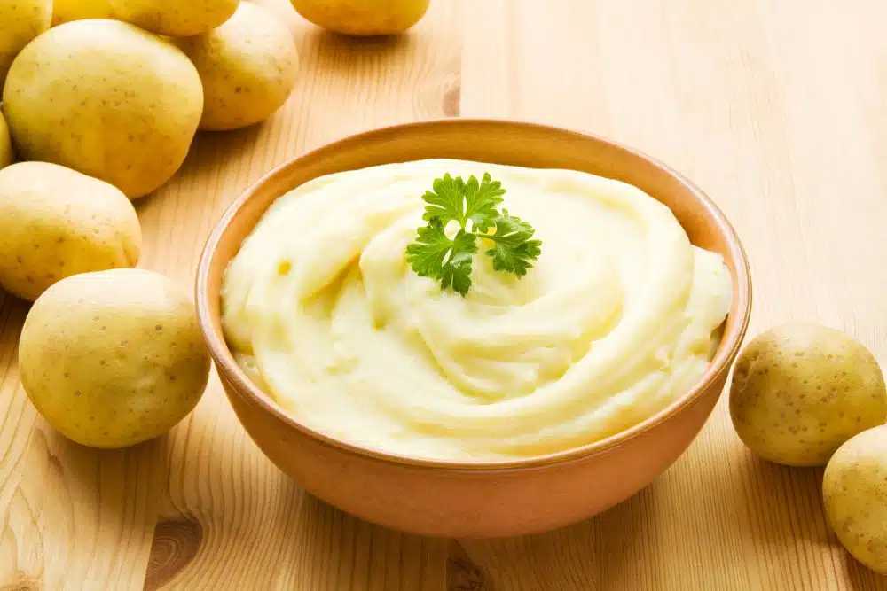 Pommes de terre et ustensiles de cuisine