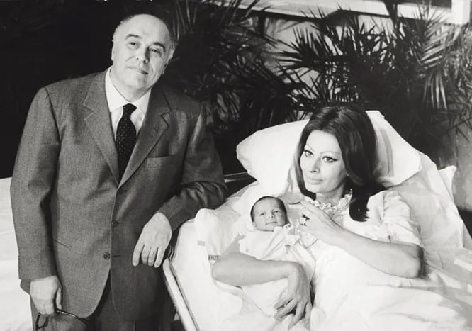 Sophia Loren entourée de ses deux jeunes fils