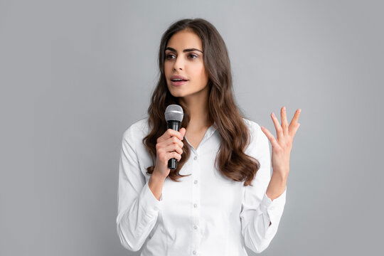 Main tenant un smartphone affichant une conversation avec des emojis