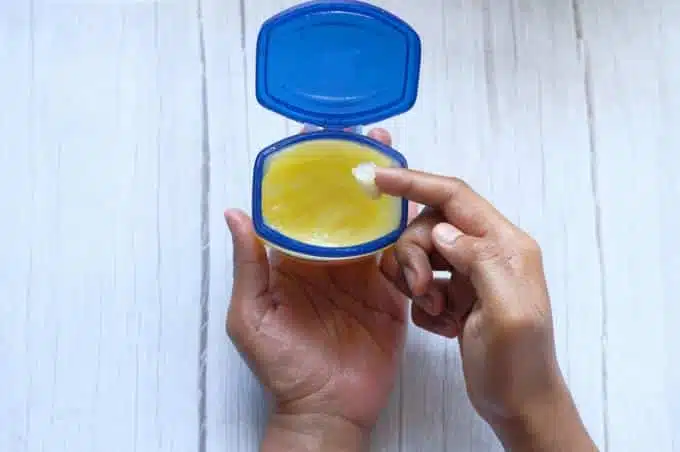 Main appliquant de la vaseline