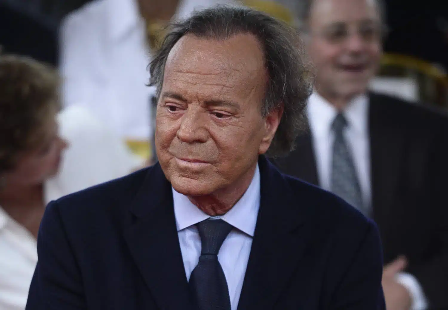 Julio Iglesias souriant et détendu